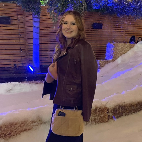 Meet your Posher, Addison - Picture 1 of 1